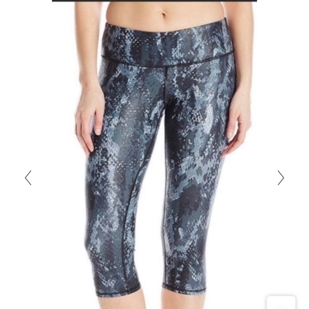 Alo snake print yoga capri leggings size Small